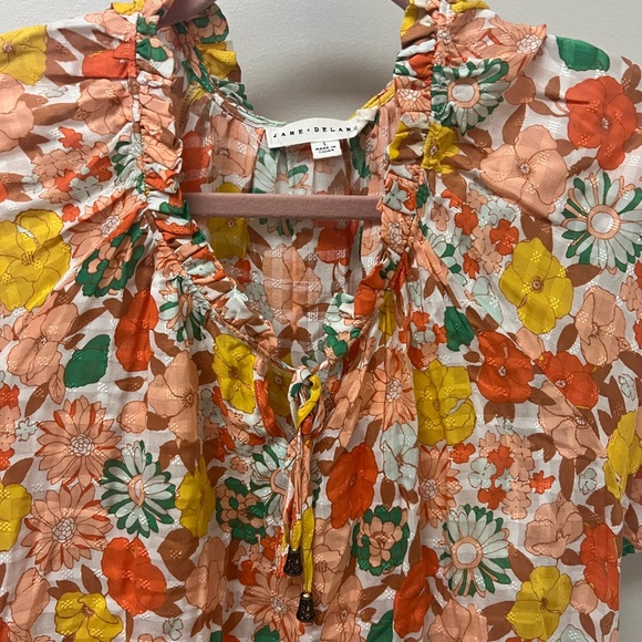 SOLD! Women’s Short Sleeve V Neck Floral Blouse - Picture 2 of 4
